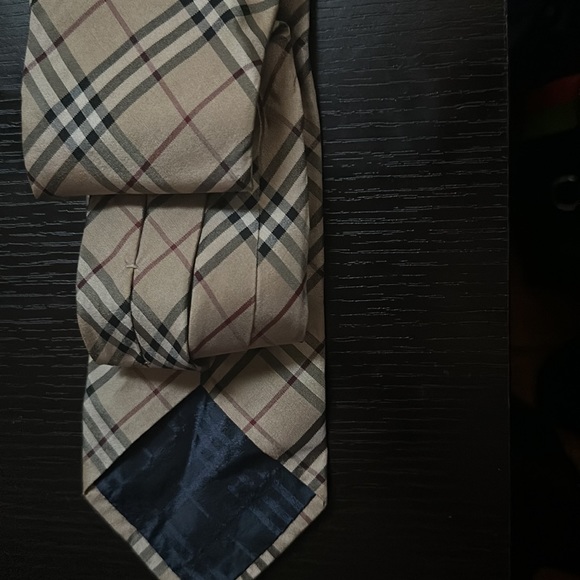 Burberry Tie like new with out tags in very good condition - Picture 3 of 5